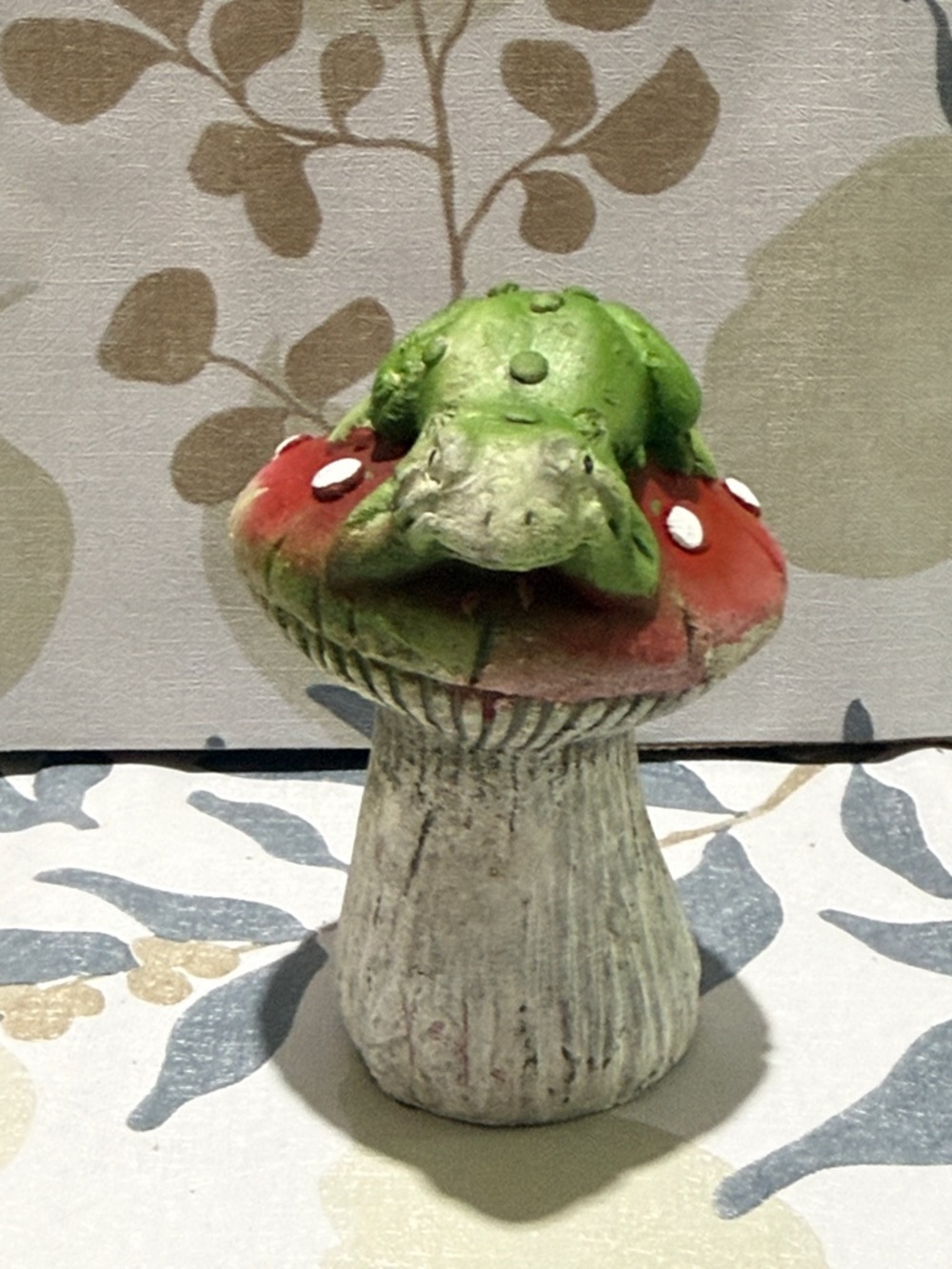 Frog on Toadstool Garden Ornament - Green & Red - Picture 3 of 6